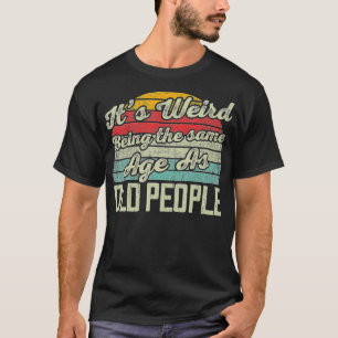 T-shirt C'Est Étrange D'Être Le Même Âge Que Les Personnes
