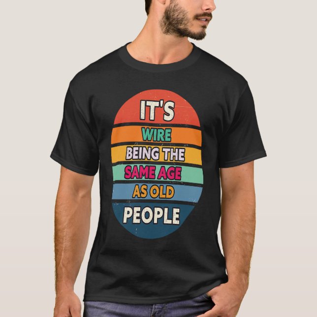 T-shirt C'Est Étrange Étant Le Même Âge Que Les Personnes  (Devant)