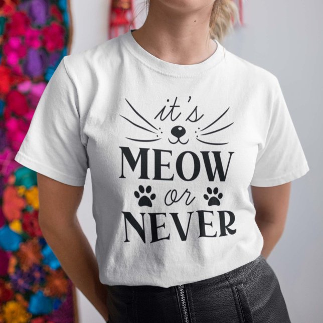 T-shirt C'est Meow ou Never (Créateur téléchargé)