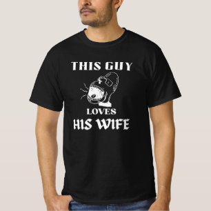 T-shirt Cet homme aime sa femme – et elle regarde
