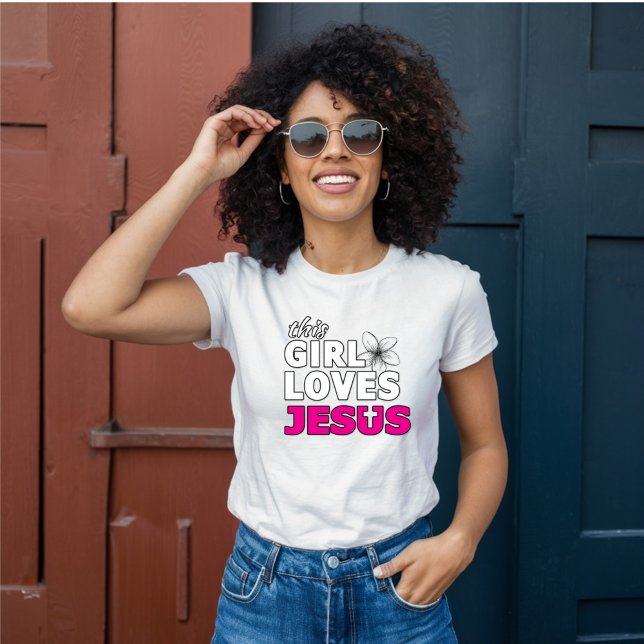 T-shirt Cette fille aime Jésus - Rose Floral (Créateur téléchargé)