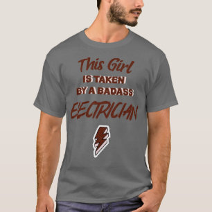 T-shirt Cette Fille Est Prise Par Un Électricien De Badass