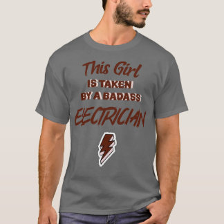 T-shirt Cette Fille Est Prise Par Un Électricien De Badass