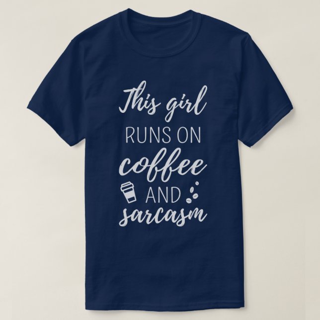 T-shirt Cette Fille Fonctionne Sur Café Et Sarcasme I (Design devant)
