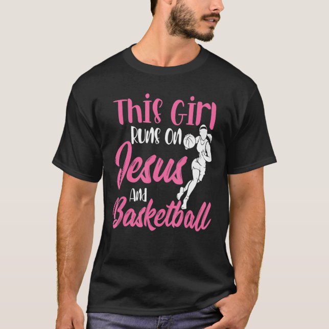 T-shirt Cette Fille Fonctionne Sur Jésus Et Basketball Chr (Devant)