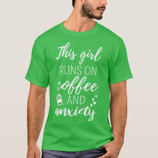 T-shirt Cette Fille Fonctionne Sur Le Café Et L'Anxiété I