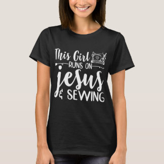 T-shirt Cette fille tourne sur Jésus et coudre la machine
