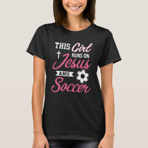 T-shirt Cette fille tourne sur Jésus et le football T- pou
