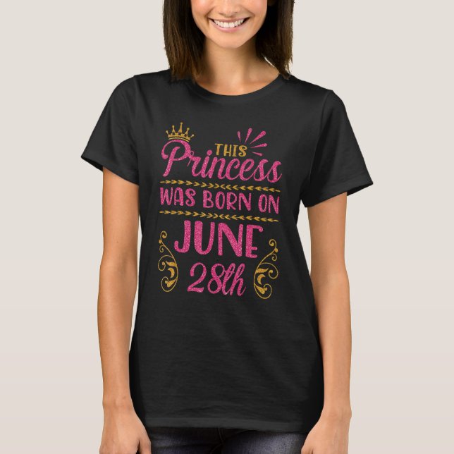T-shirt Cette Princesse Est Née Le 28 Juin Joyeux Annivers (Devant)