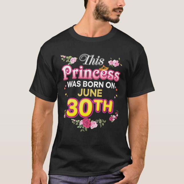 T-shirt Cette Princesse Est Née Le 30 Juin 30 Joyeuse Nais (Devant)