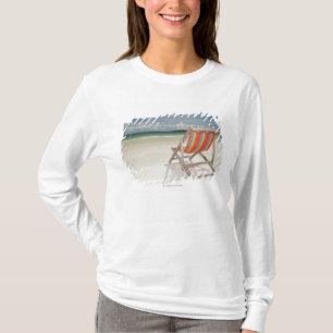 T-shirt Chaise de plate-forme sur le sable blanc de la