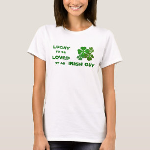 T-shirt Chanceux pour être shamrock irlandais aimé