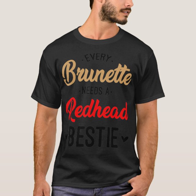 T-shirt Chaque Brunette A Besoin D'Un Cadeau Bestie À Tête (Devant)