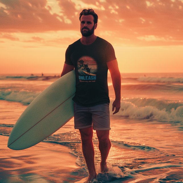 T-shirt Chat d'équitation Sunset (A man is wearing a Sunset Wave-Riding Cat T-shirt.)