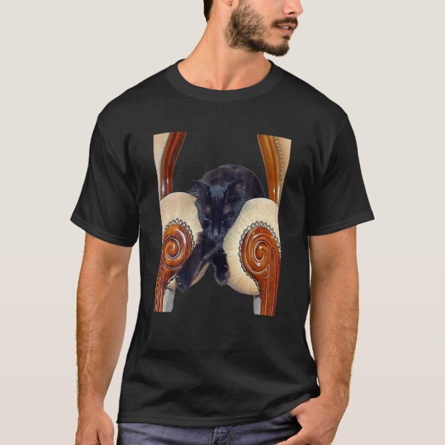 T-shirt Chat noir serré entre deux chaises jambes croisées (Devant)