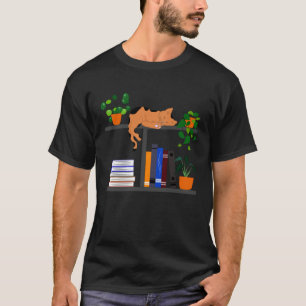T-shirt Chat orange allongé sur une étagère à livres flora