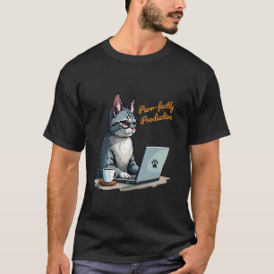 T-shirt Chat parfaitement productif travaillant sur un des
