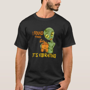 T-shirt Chat ronronne l'alien tenant le chat que j'ai trou