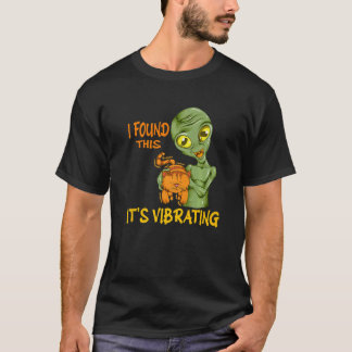 T-shirt Chat ronronne l'alien tenant le chat que j'ai trou