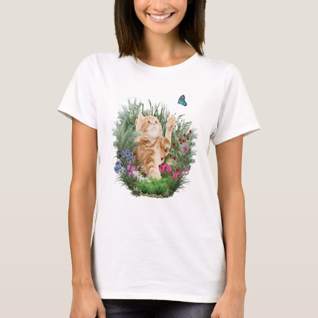 T-shirt Chaton gingembre jouant avec un papillon (Devant)