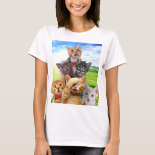 T-shirt Chatons amusants dans le champ vert.