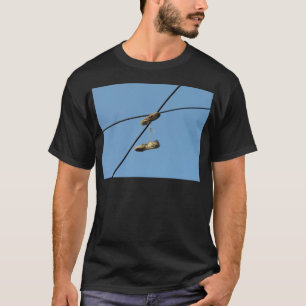 T-shirt Chaussures Sur Fil Téléphone - Tossage De Chaussur