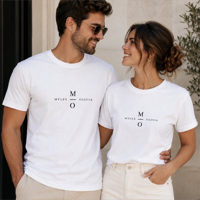 T-shirt Chemises de monogramme de mariage | Chemises de co (Custom wedding monogram T-shirts for couples with initials and name details.)