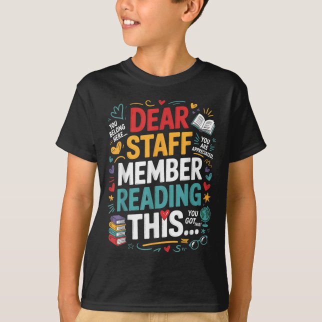 T-shirt Cher Membre Du Personnel Qui Lit Ce Bureau De Moti (Devant)