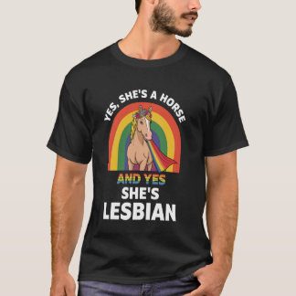 T-shirt Cheval de dessin animé majestueux avec arc-en-ciel