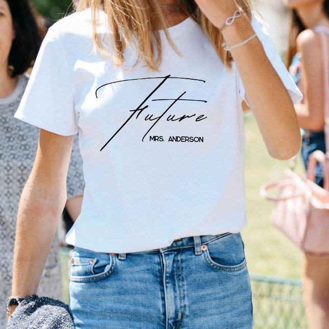 T-shirt Chic & Moderne « Future Mrs. » à écriture  (Créateur téléchargé)