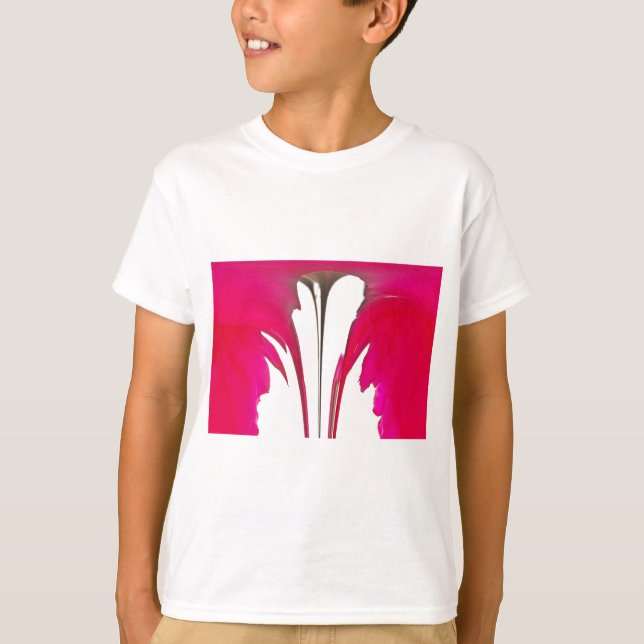 T-shirt Chic rouge extraordinaire rose sous le ciel blanc. (Devant)