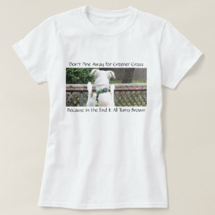 T-shirt Chien blanc mignon Nosey regardant l'herbe de l'au