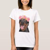 Chien de rottweiler avec la couronne de fleur