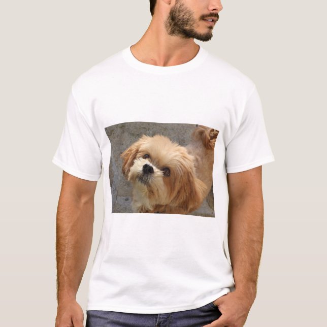 T-shirt Chien Lhasa Apso dans un jardin (Devant)