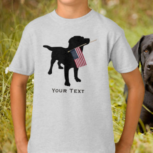 T-shirt Chien noir mignon de laboratoire tenant le drapeau