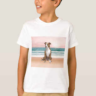 T-shirt Chien Pitbull mignon assis sur la plage avec couch