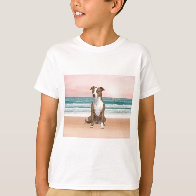 T-shirt Chien Pitbull mignon assis sur la plage avec couch (Devant)