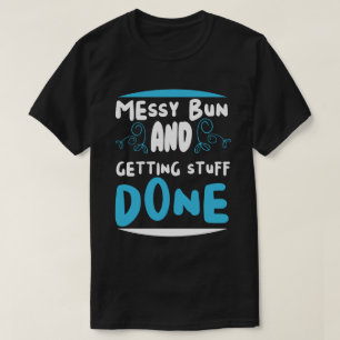 T-shirt Chignon désordonné et accomplir les choses