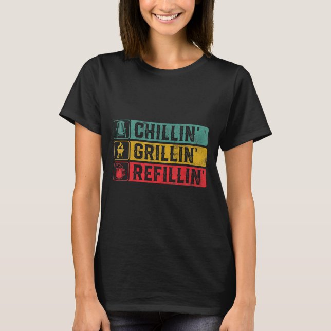 T-shirt Chillin Grillin Refillin Bbq Pit Meat Smoker Grill (Devant)