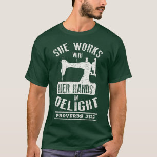 T-shirt Christian Coudre Print Elle Travaille Avec Ses Mai