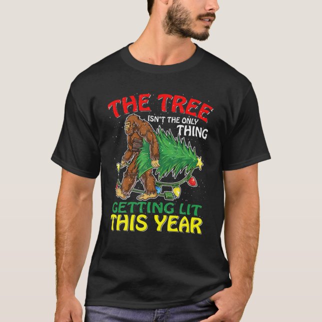 T-shirt Christmas Bigfoot L'arbre n'est pas la seule chose (Devant)