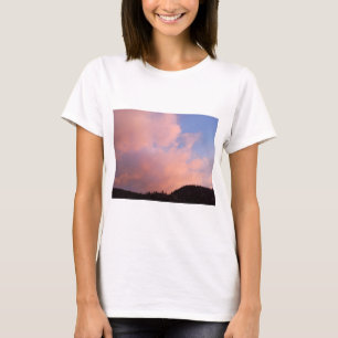 T-shirt Ciel de coucher de soleil avec des nuages roses su