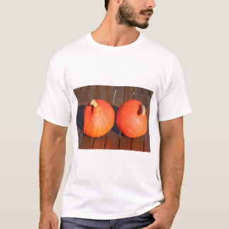 T-shirt Citrouilles sur une table en bois