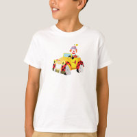 clown joyeux conduit une voiture jaune lunatique