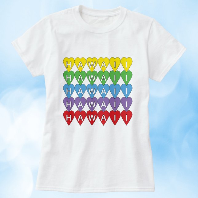 T-shirt Coeurs arc-en-ciel Hawaii (A tshirt with a rainbow heart pattern that spells Hawaii.)