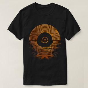 T-shirt Conception de disque vinyle rétro au coucher du so