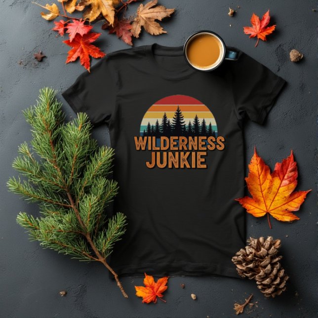 T-shirt Conception rétro de junkie sauvage (This design conveys a clear message of passion for the outdoors and nature. The phrase "Wilderness J)