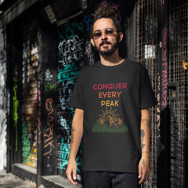 T-shirt Conquérir Chaque Mantra Randonnée (Créateur téléchargé)