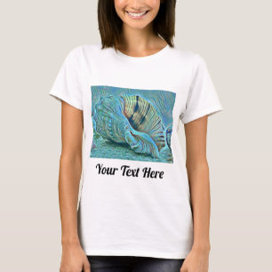 T-shirt Coquillages bleu vert sur le tableau de la plage