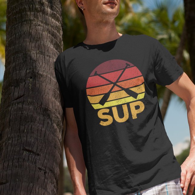 T-shirt Coucher de soleil de pagaie arrière SUP (Retro sunset vibes meet SUP passion on our tee!)